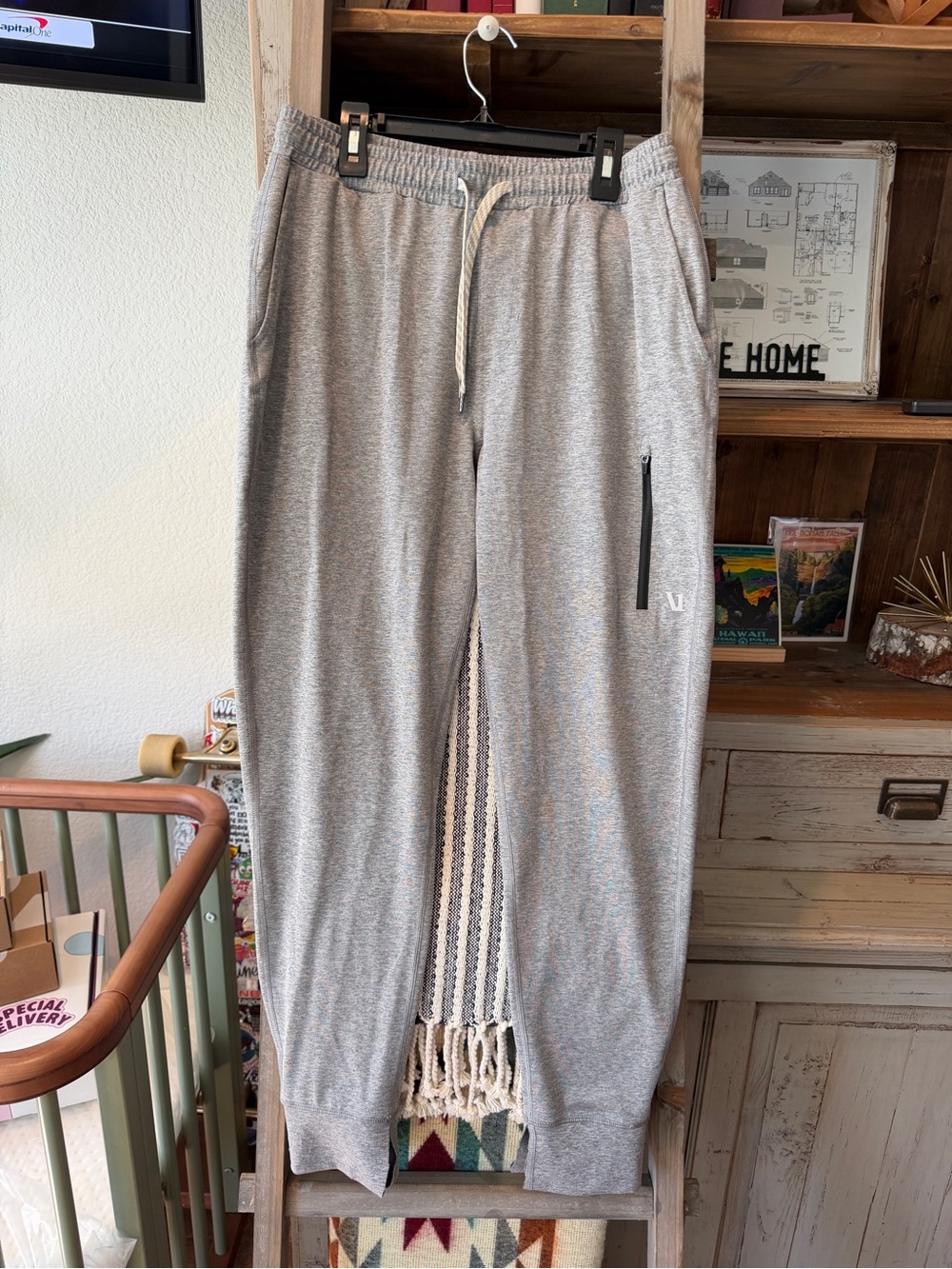 Vuori men’s Sunday performance jogger size small *flaw